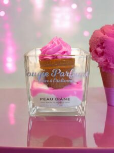 bougie glace à la fraise peau d'ane gourmande chantilly